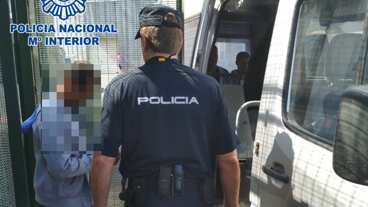 Traslado de detenidos en los módulos del Puerto de Almería.