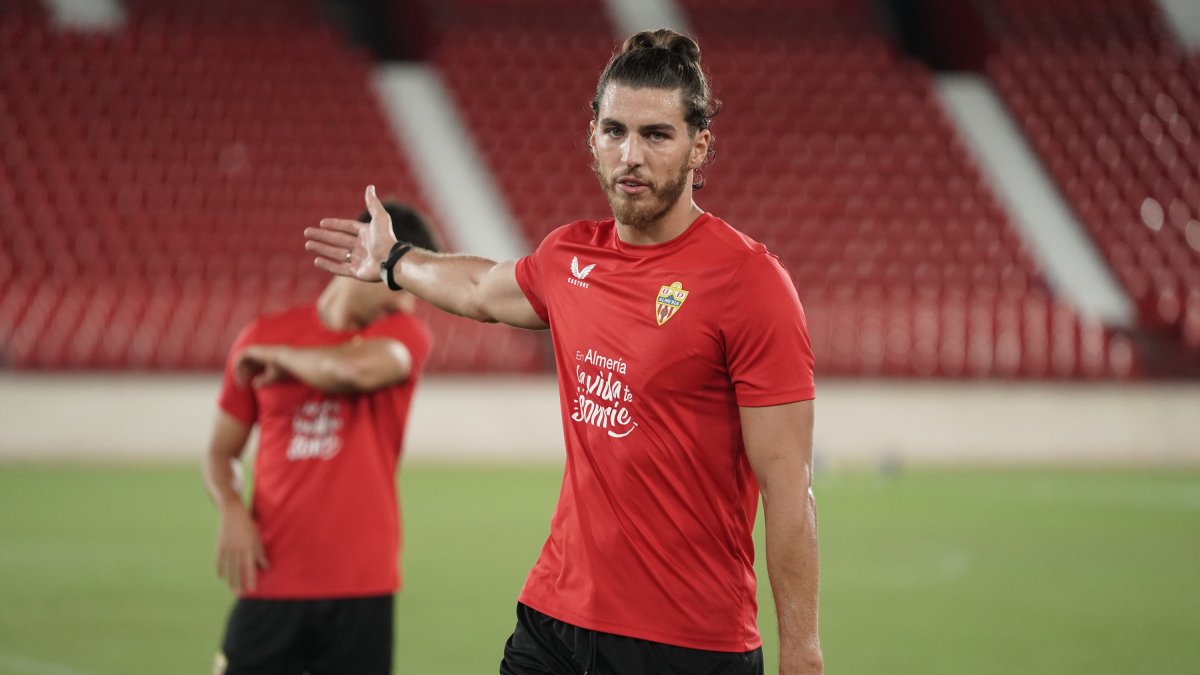 Babic en un entrenamiento del Almería la pasada temporada en el Estadio de los Juegos Mediterráneos.