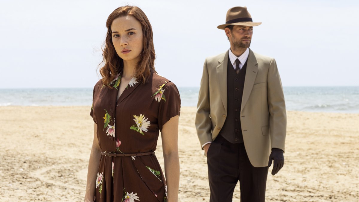 Aria Bedmar y Peter Vives en ‘Operación Barrio Inglés’. Foto: Julio Vergne.