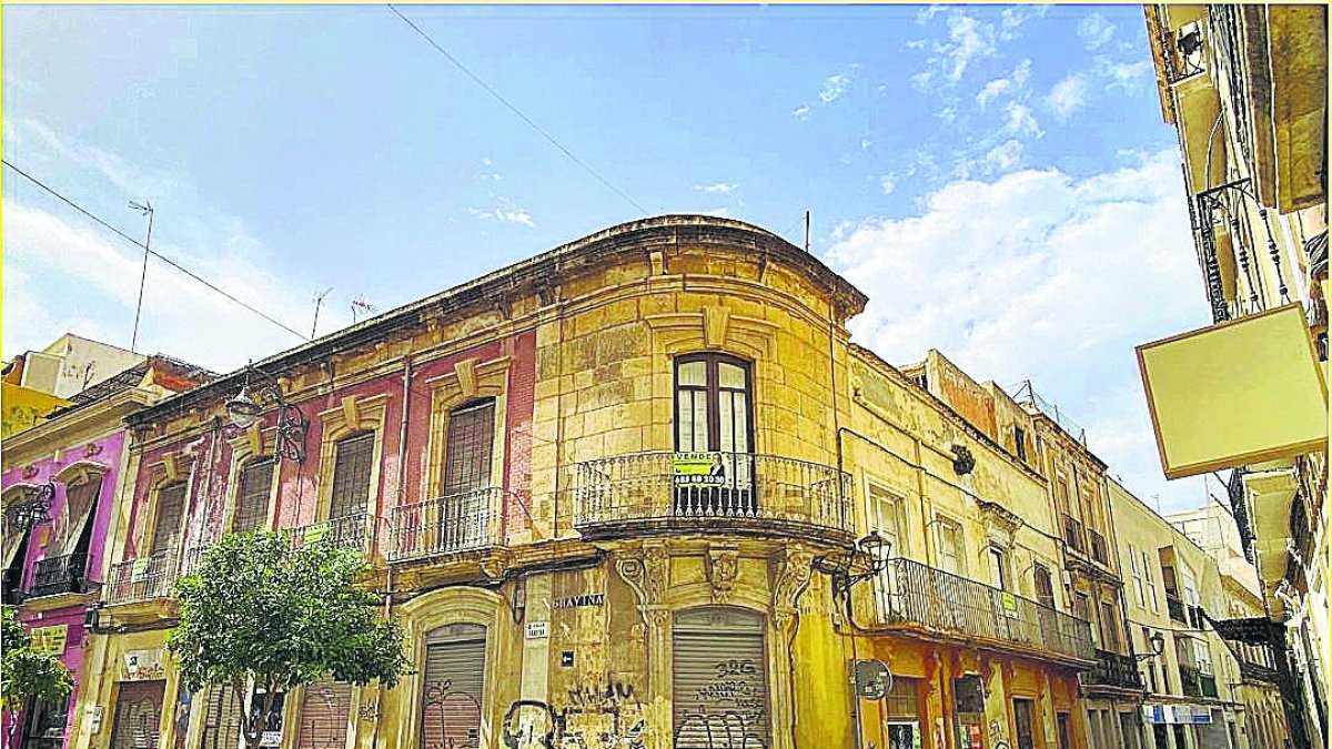 La fachada de esta casona da a dos céntricas calles.