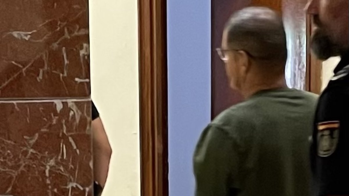 El condenado sale escoltado