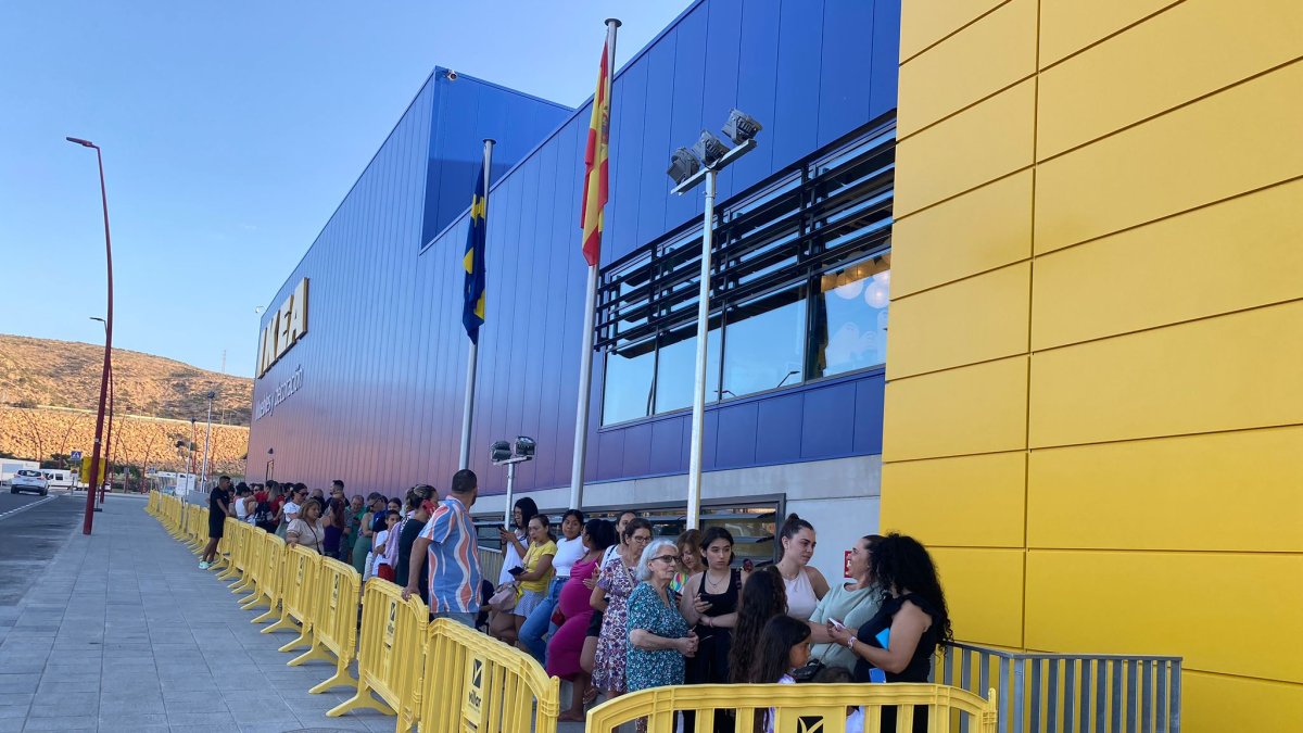 Cola a las puertas de IKEA a las 8.00 horas.