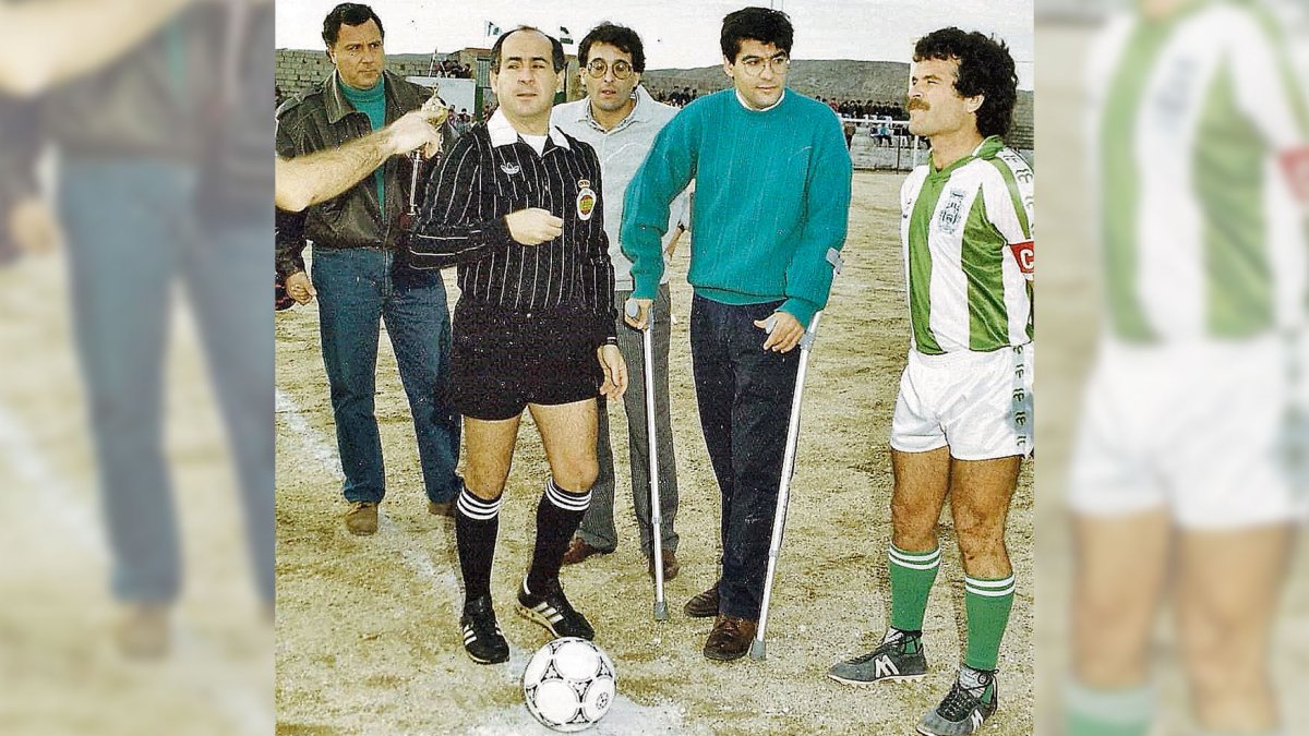 Manolo García con un trofeo en la mano en un partido de homenaje disputado en Carboneras y pitado por el colegiado Andújar Oliver.