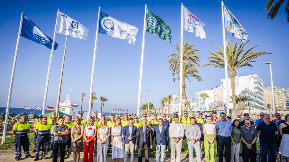 Roquetas ya tiene izadas todas las banderas de calidad de sus playas.