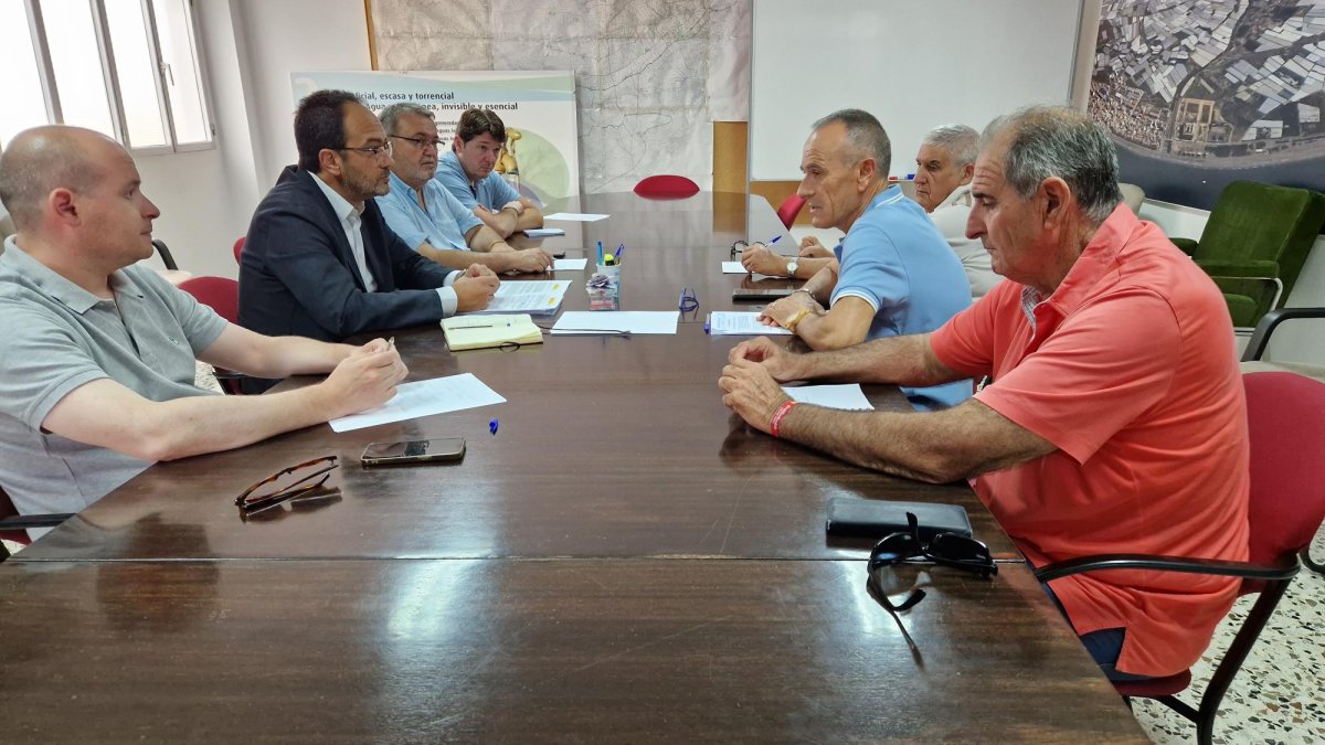 Hernando en su reunión con los regantes de Sol y Arena.