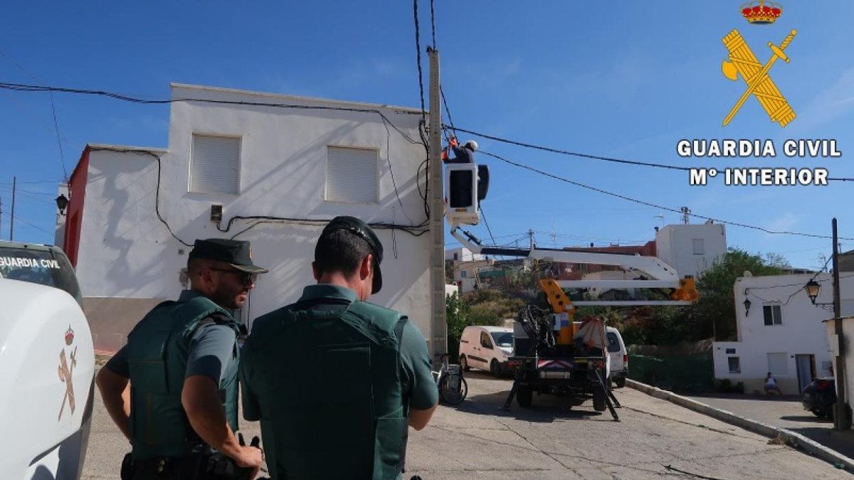 Guardia Civil y técnicos de Endesa en una intervención