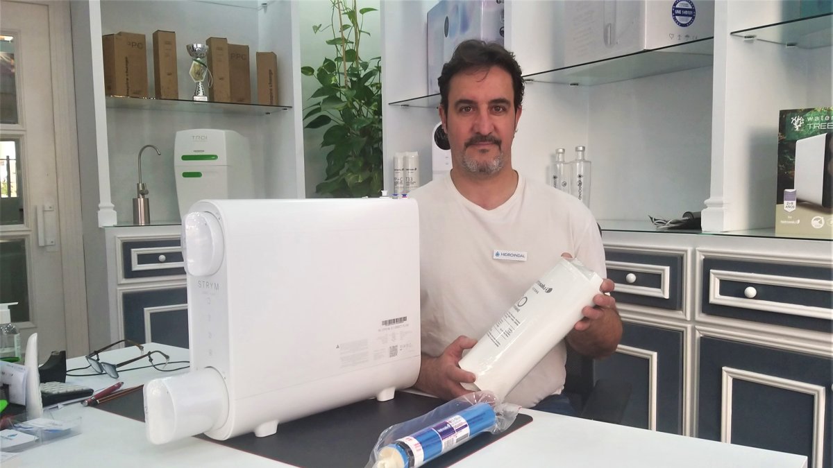 Marcelo muestra la diferencia entre las membranas.