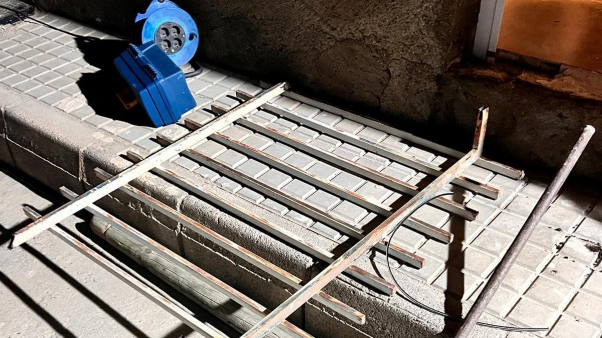 Los asaltantes reventaron esta reja de una ventana para entrar a la vivienda.