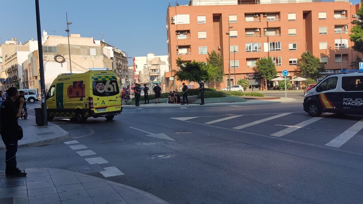 La Policía Nacional y los servicios médicos, en el lugar de los hechos.
