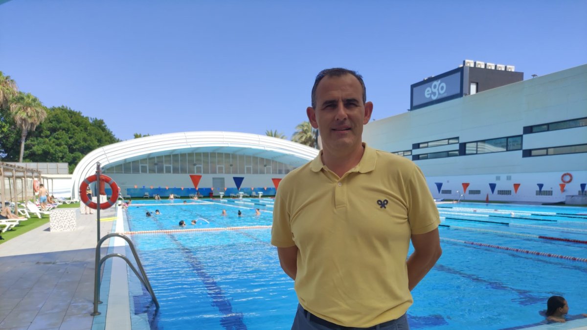 Francis Miras con LA VOZ en la espectacular piscina de Ego Sport Center.