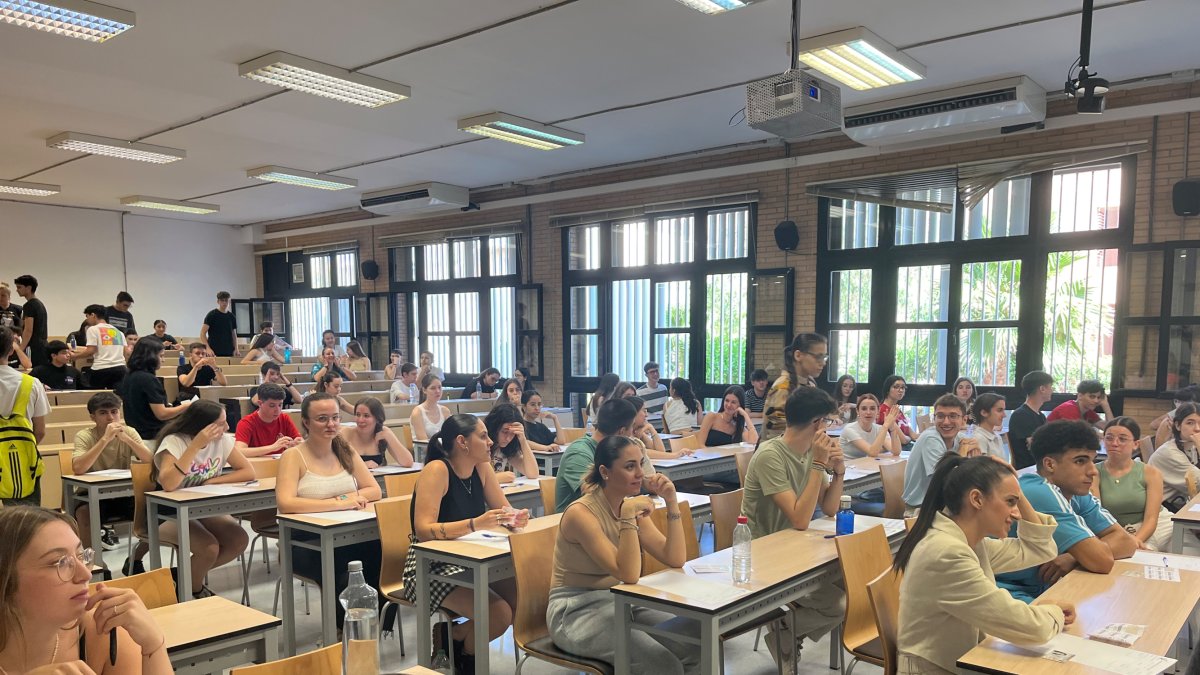 Estudiantes en el último examen de selectividad de Almería.