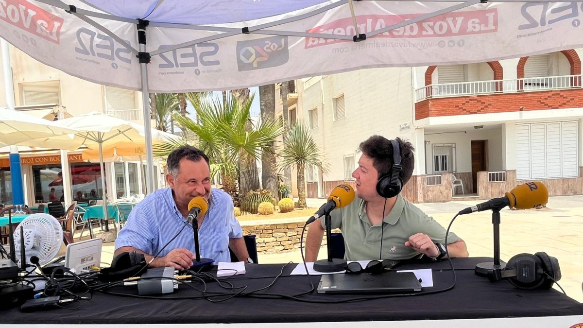 El Restaurante Sol y Playa, en el Paseo Marítimo de Carboneras, acogerá esta semana la emisión del Hoy por Hoy. En la imagen, el presentador Guil