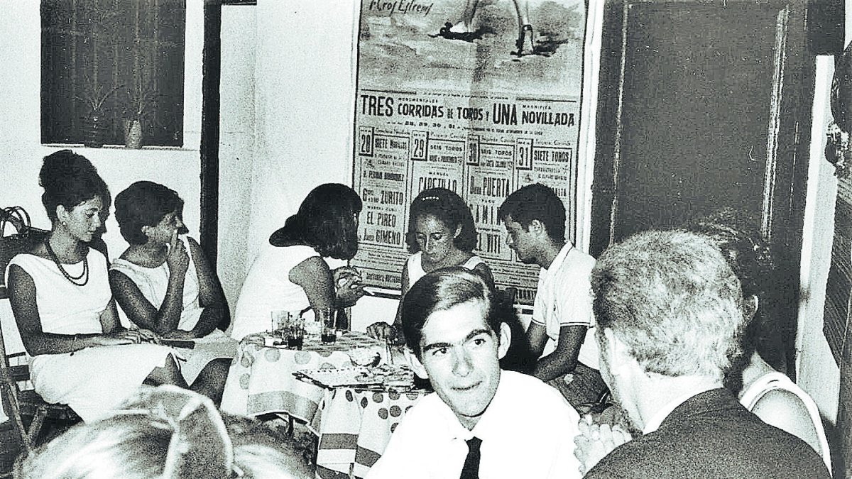 Típico guateque de los años 60. Al fondo, las muchachas con sus vasos de Coca Cola, que era la bebida preferida de la mayoría de las jóvenes.
