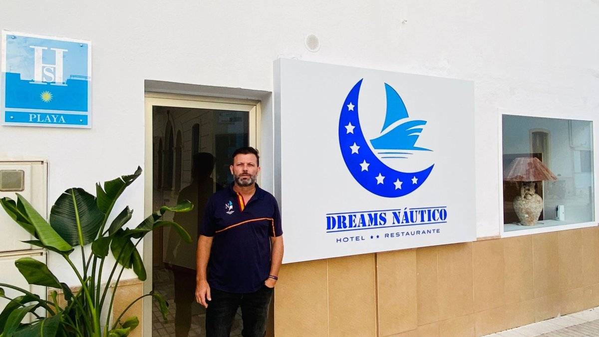 David Franco López, frente al nuevo establecimiento hotelero, en el Malecón de Garrucha.