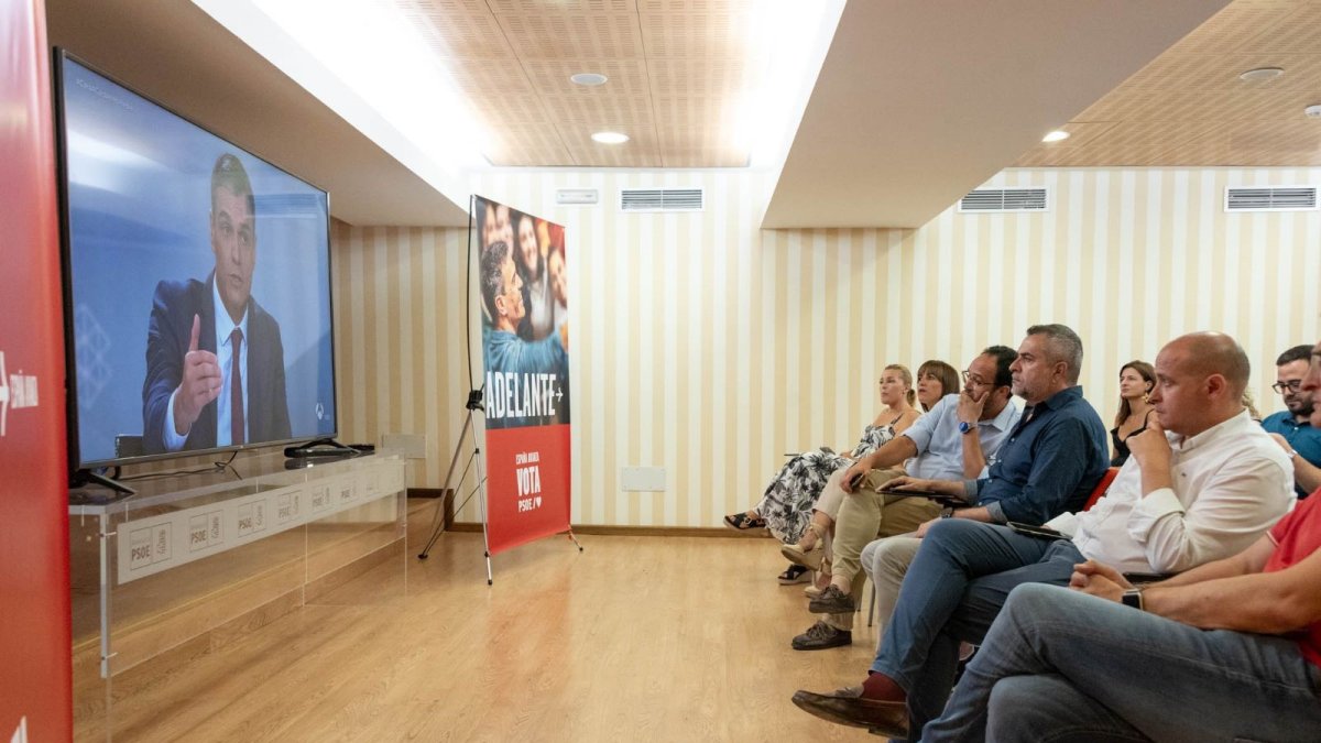 Candidatos ven el debate en la sede del PSOE de Almería.