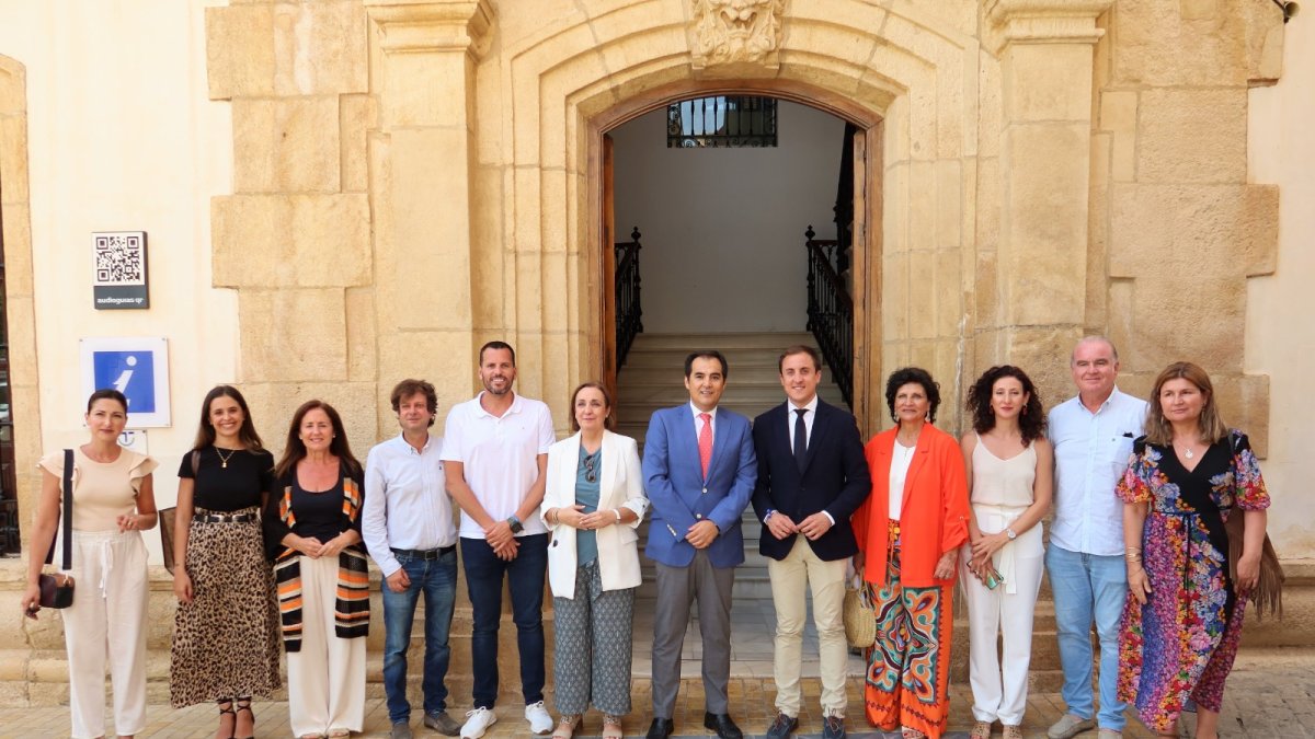 El consejero, con autoridades municipales durante su visita