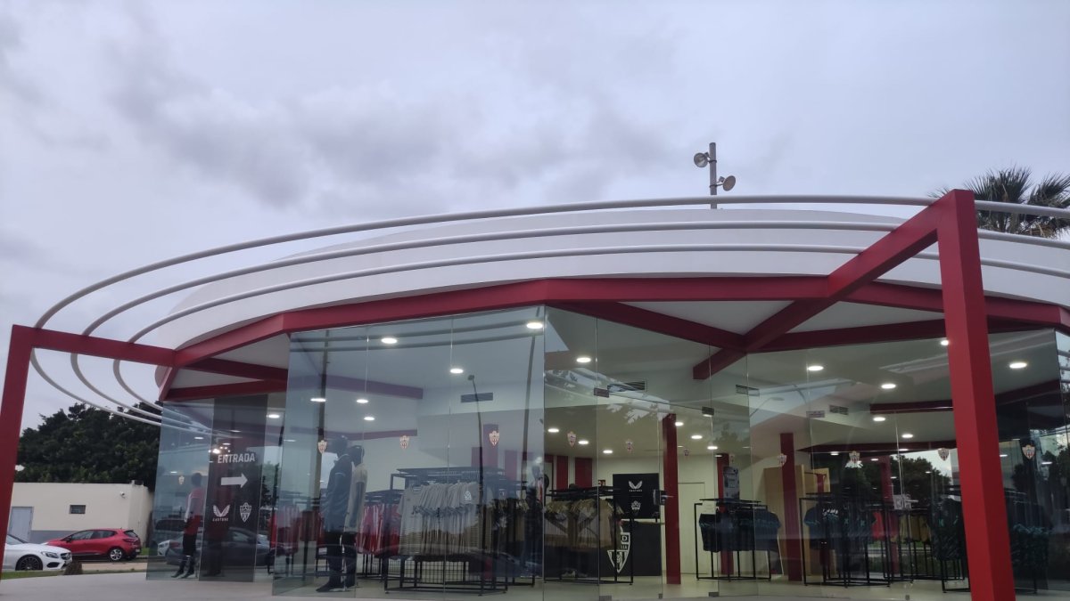La tienda del Almería, situada en el Estadio de los Juegos Mediterráneos.