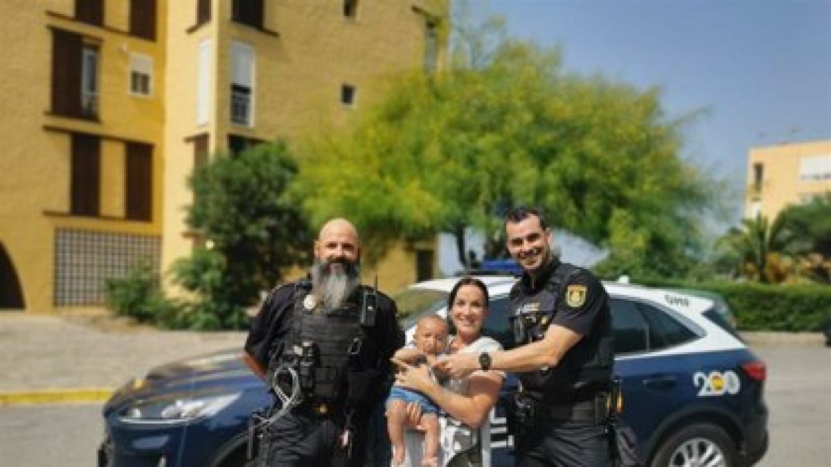 La madre, con los agentes que han rescatado al bebé.