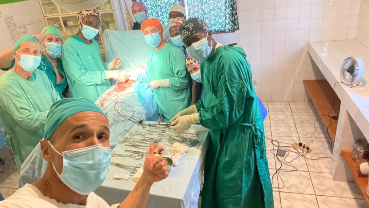 Miembros del equipo almeriense tras una intervención quirúrgica en el hospital africano.