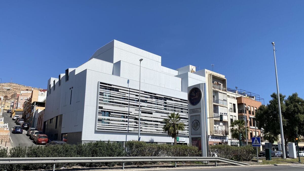 La Casa del Mar no abre por las tardes a pesar de la gran inversión para su remodelación.