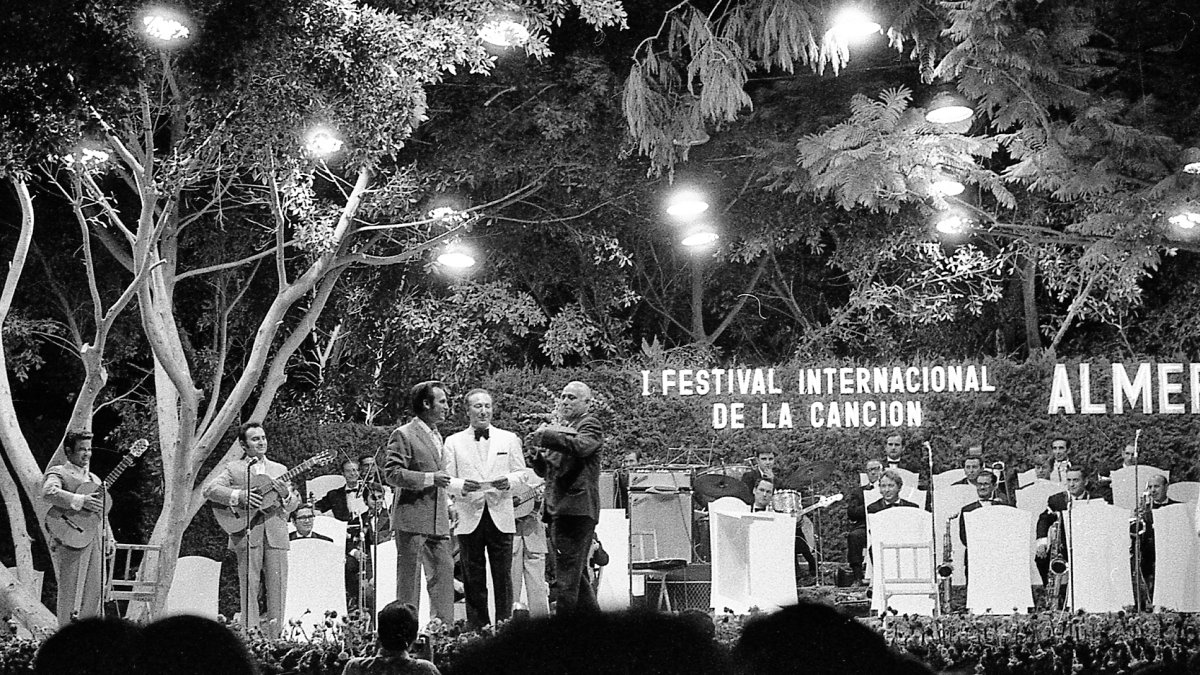 Manolo Escobar y sus hermanos el 1 de agosto de 1970 en los jardines de la Salle.