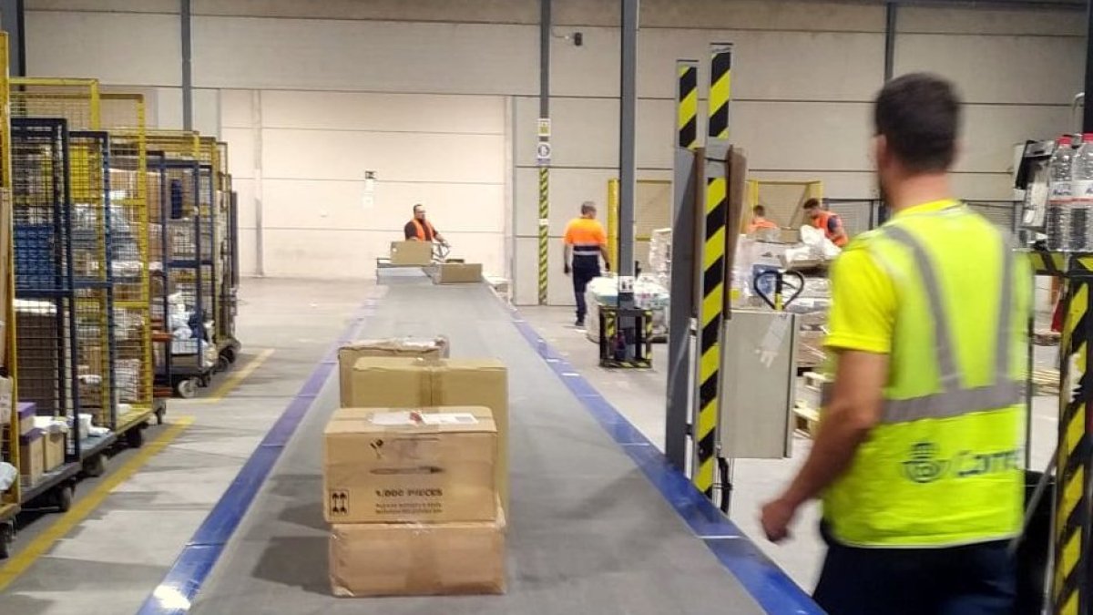 Interior del centro logístico de Correos en Viator.