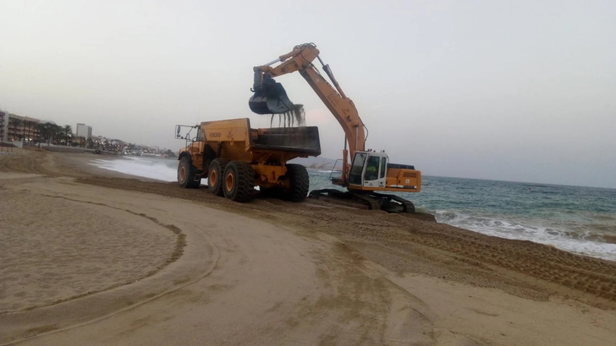 Imagen de archivo de una máquina trabajando en la playa de Garrucha.