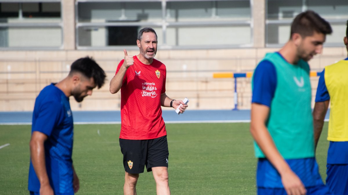 Vicente Moreno dando instrucciones en su primer entrenamiento en el campo Anexo del Estadio de los Juegos Mediterráneos, donde pasa muchas horas.