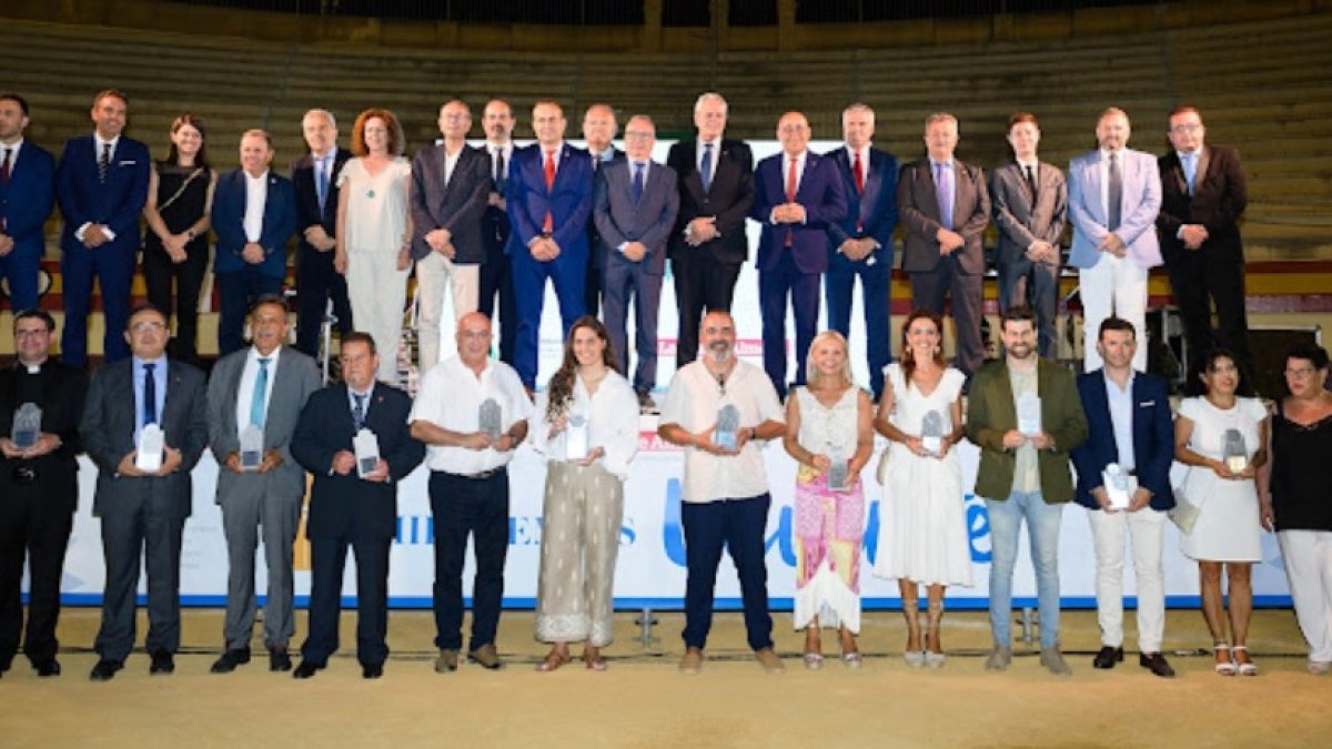 Foto de familia de los galardonados en los Premios Levante 2022.