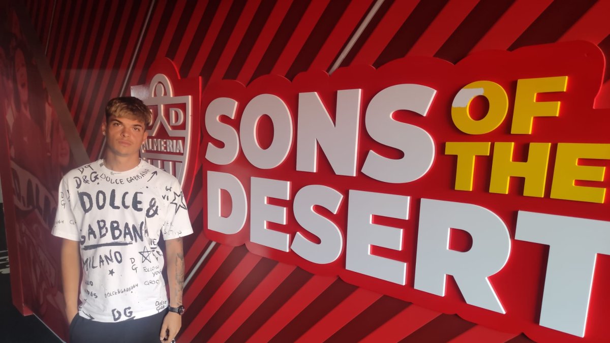 Bruno Iribarne con LA VOZ en el túnel de vestuarios del Estadio Mediterráneo.