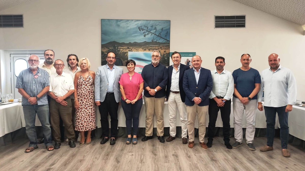 Foto de familia de los candidatos con miembros de la comisión permanente de la Mesa del Ferrocarril