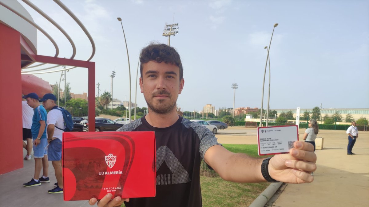 Emilio Carmona con su carné del Almería para la nueva temporada.