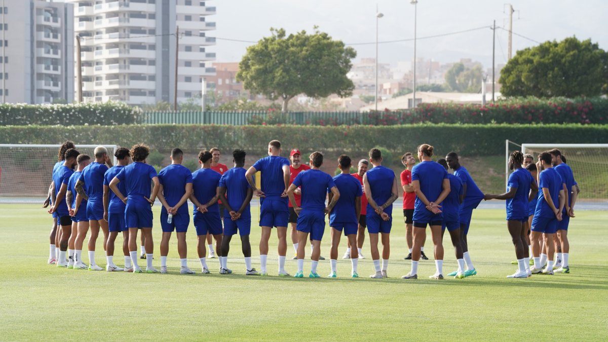 Vicente Moreno con la plantilla en el Anexo Mediterrráneo.