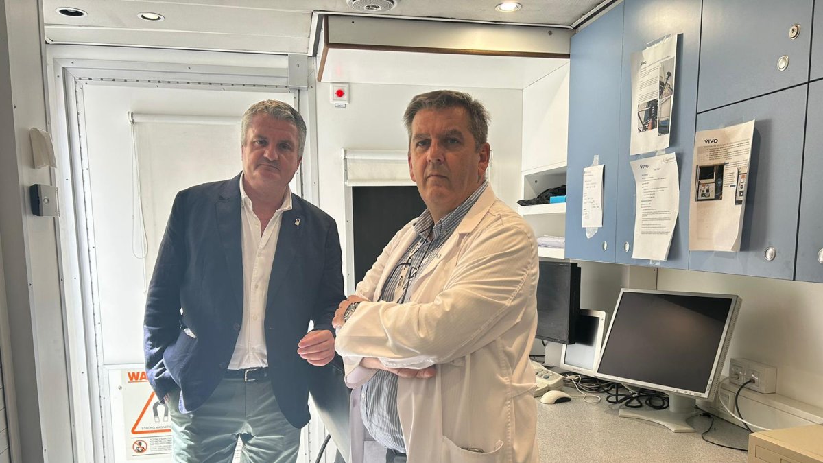 El delegado territorial de Salud y Consumo, Juan de la Cruz Belmonte en la unidad móvil de resonancia magnética.