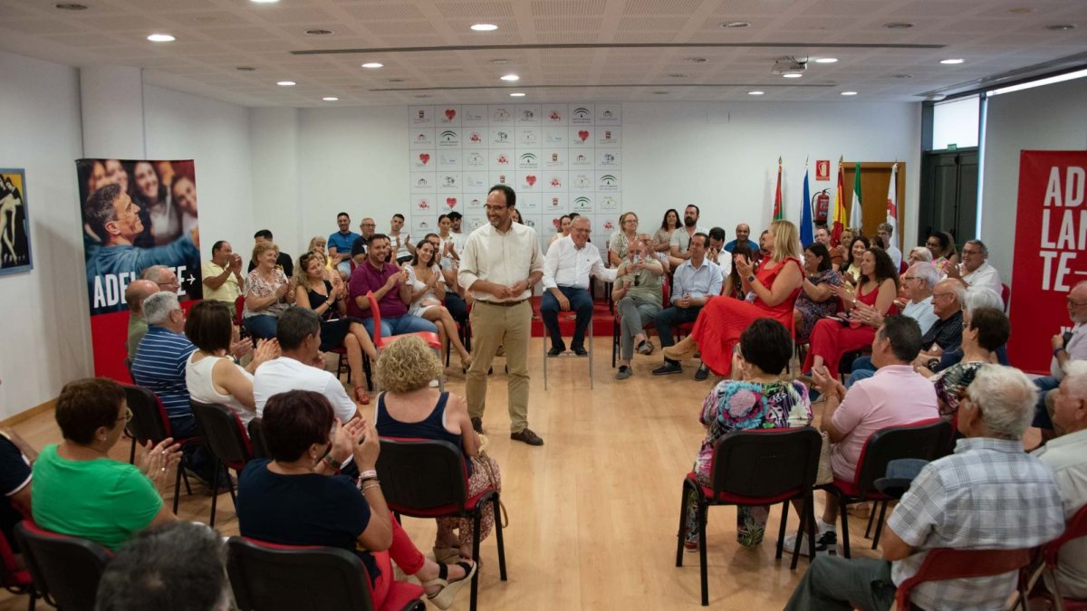 Hernando, en el centro, en el acto celebrado ayer en Vícar.