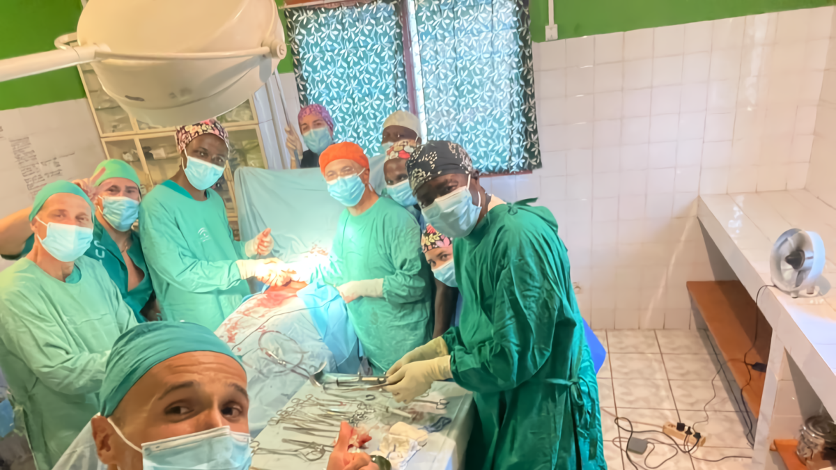 Miembros del equipo almeriense tras una intervención quirúrgica en el hospital africano.