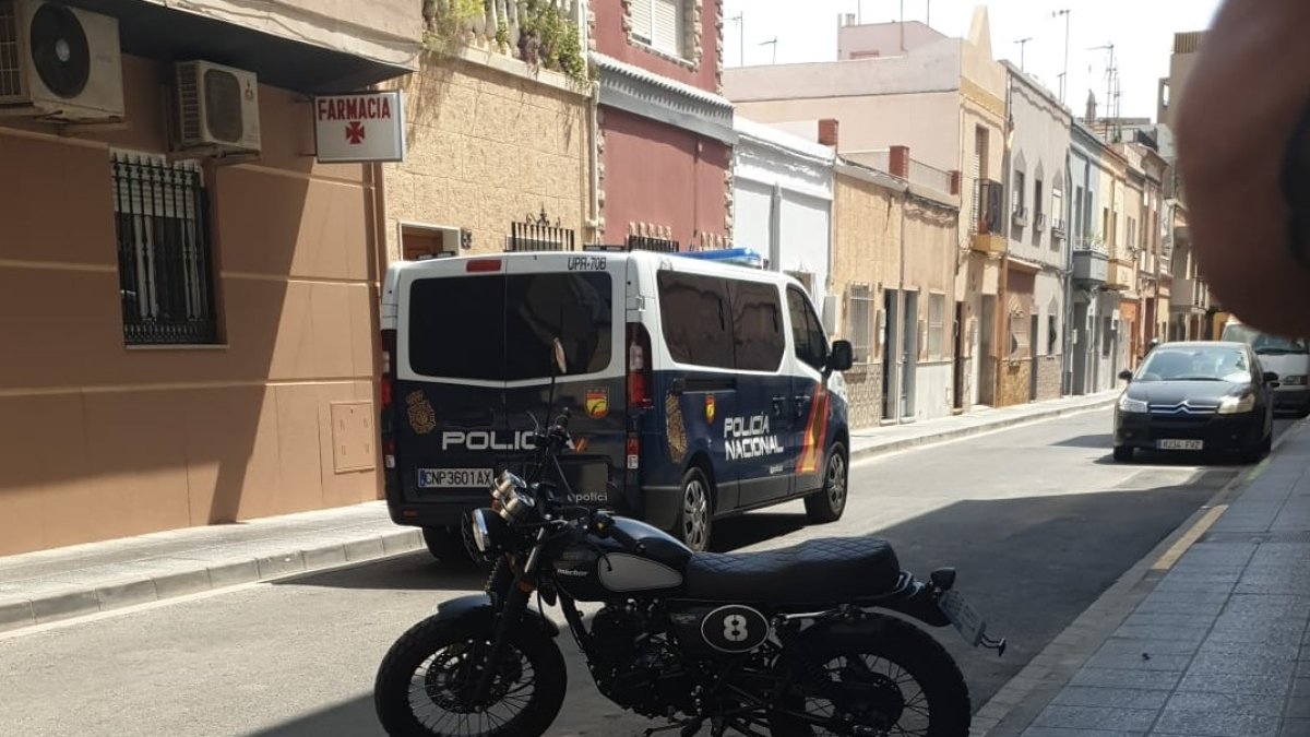 La Policía ha intervenido recientemente en Regiones por marihuana, según los vecinos.