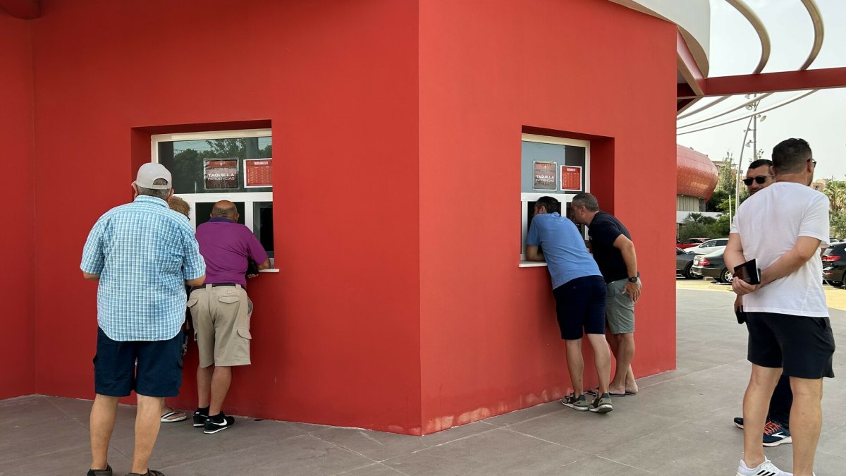Los abonados acercándose a las taquillas del Estadio para renovar los abonos.