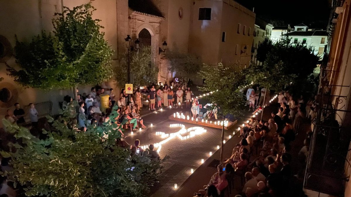 Representación en velas del \'Brujo\' de Los Letreros y uno de los espectáculos frente al Ayuntamiento de Vélez-Blanco.