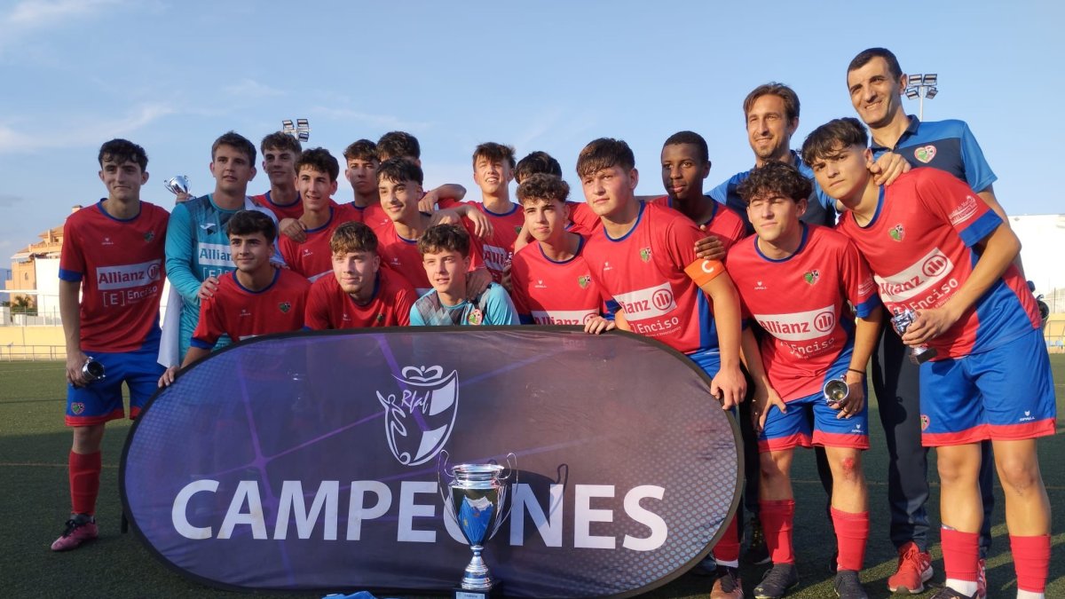 El Ciudad de Roquetas celebrando su título.