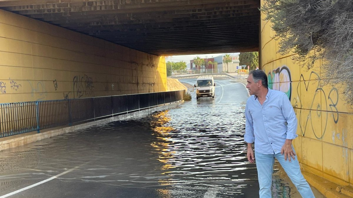 Juan José Segura, en el lugar en el que se ha producido la rotura.