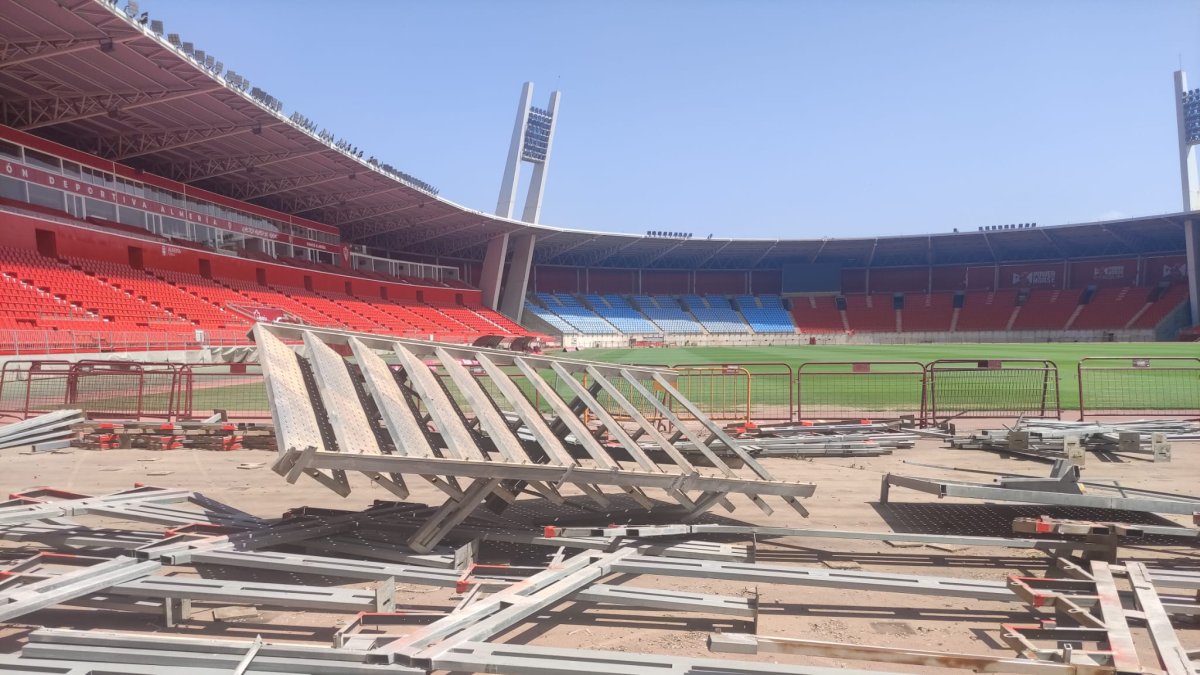 Vista desde el fondo sur con la zona norte aún por pintar de rojo.