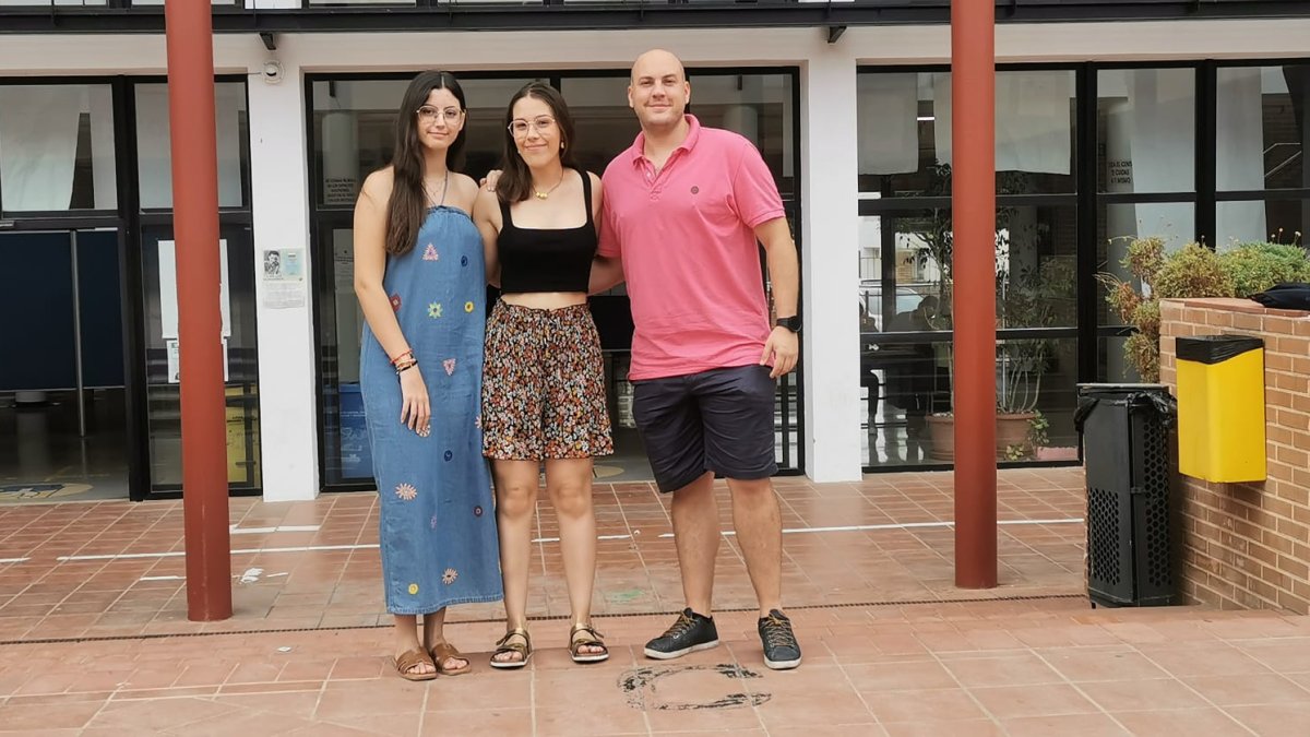 Claudia Villegas y Abril Plaza con su tutor, Francisco de los Santos Rubio.