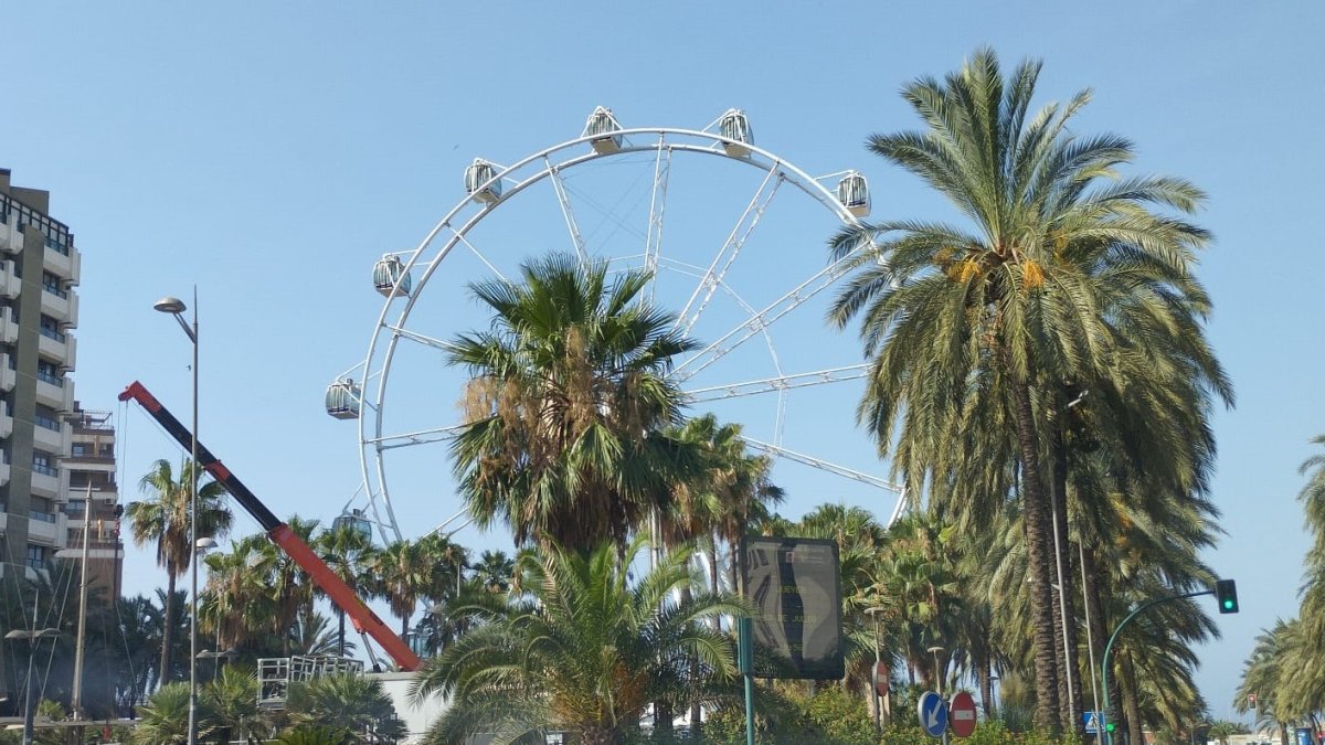 Comienza el desmontaje de la noria gigante de la Rambla