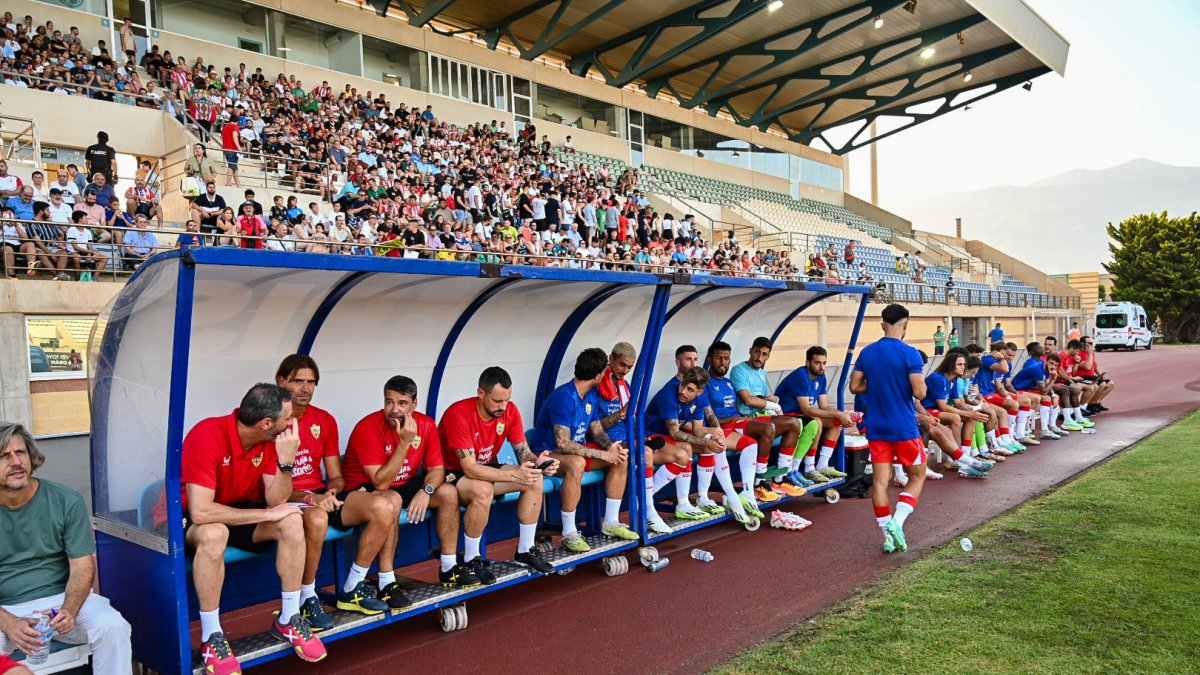 El banquillo del Almería muy cargado en el amistoso del martes en Santo Domingo.