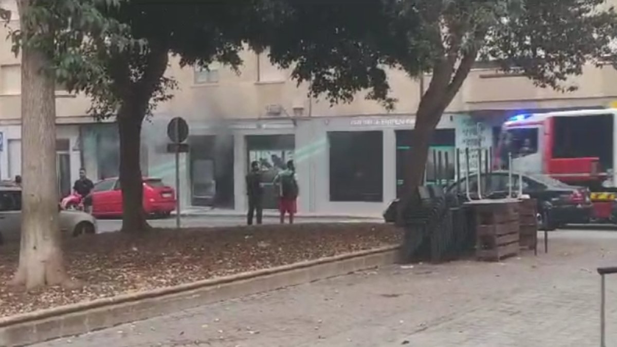 Bomberos llegando al lugar del incendio en el centro de entrenamiento de la calle San Miguel.