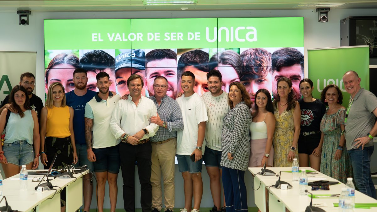 Jóvenes agricultores protagonistas de la campaña El Valor de Ser de UNICA, presidente y director general de Única junto personalidades políticas
