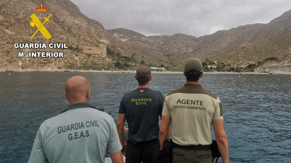Agentes de la Guardia Civil y de Medio Ambiente frente a la Cala San Pedro, en Cabo de Gata.