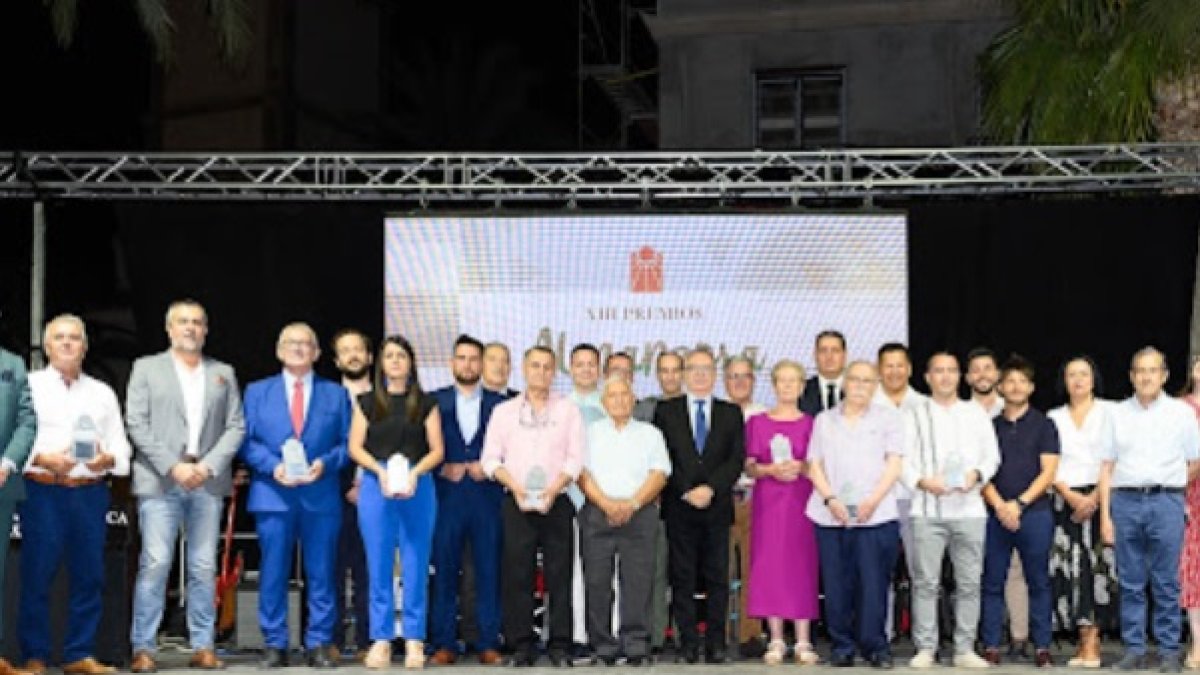 Foto de familia de los galardonados en los Premios Almanzora de 2022.