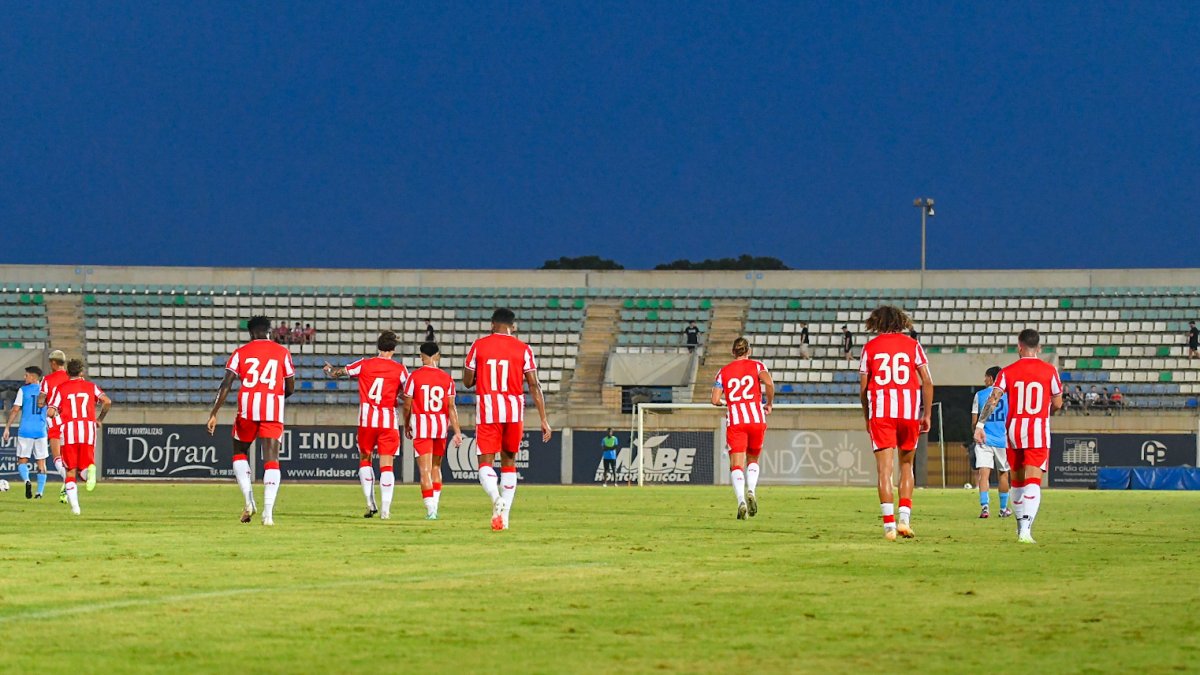 La plantilla de la UD Almería no vive de espaldas a la realidad,